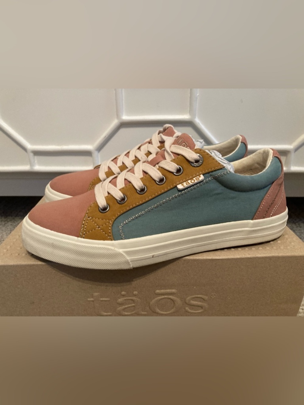 täos color-block Sneakers - Like New - Picture 8 of 9